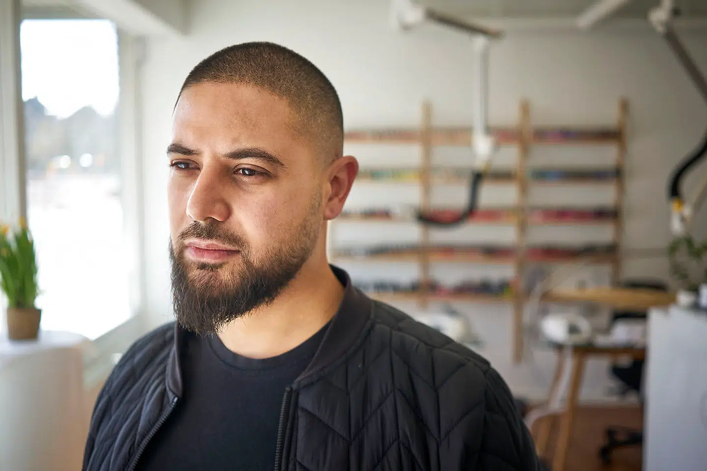 Osman Al Chami ejer skønhedsklinikken Cliuniq i Roskilde, hvor politiet har været på besøg 15 gange for at udskrive bøder, fordi klinikken har holdt åben, selvom det er forbudt i kraft af de gældende restriktioner. Osman Al Chami nægter at holde lukket, fordi han ikke kan se logikken bag den nuværende nedlukning.