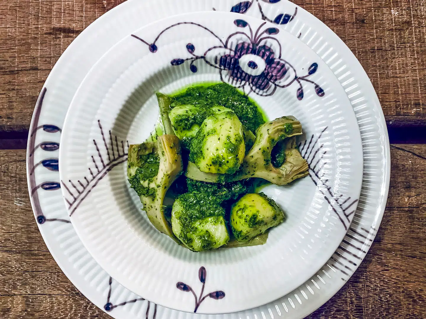 Artiskokker og kartofler med salsa verde.