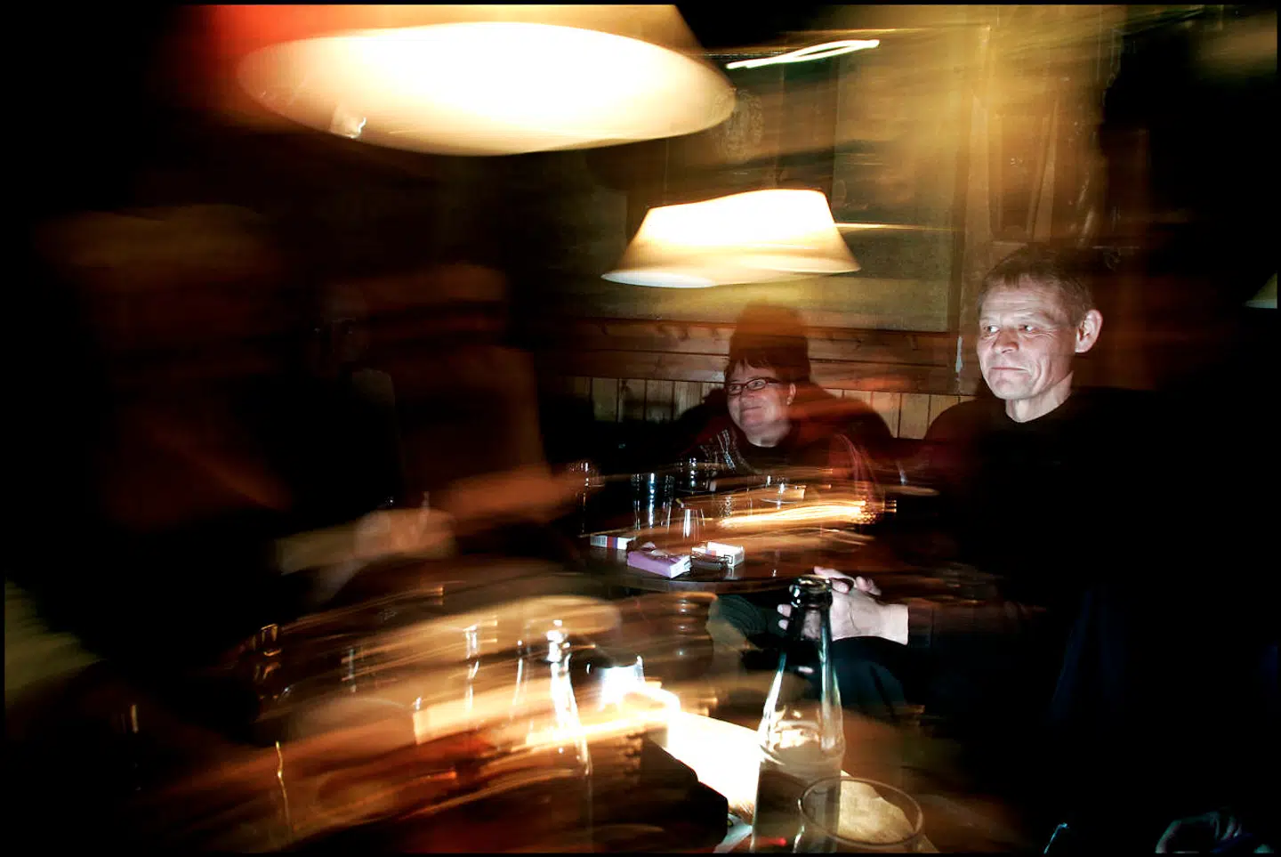 Et digitalt coronapas kan måske være med til at genåbne barer og restauranter. Men der følger følsomme data med, og de skal beskyttes, siger eksperter.