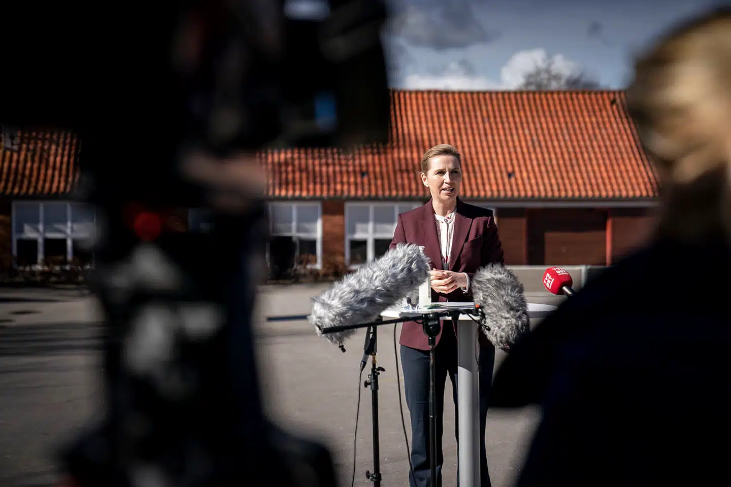 Statsminister Mette Frederiksen afviser at svare på spørgsmål om de danske børn i Syriens flygtningelejre. Fredag eftermiddag skal tre af regeringens topministre stå skoleret for Det Udenrigspolitiske Nævn.