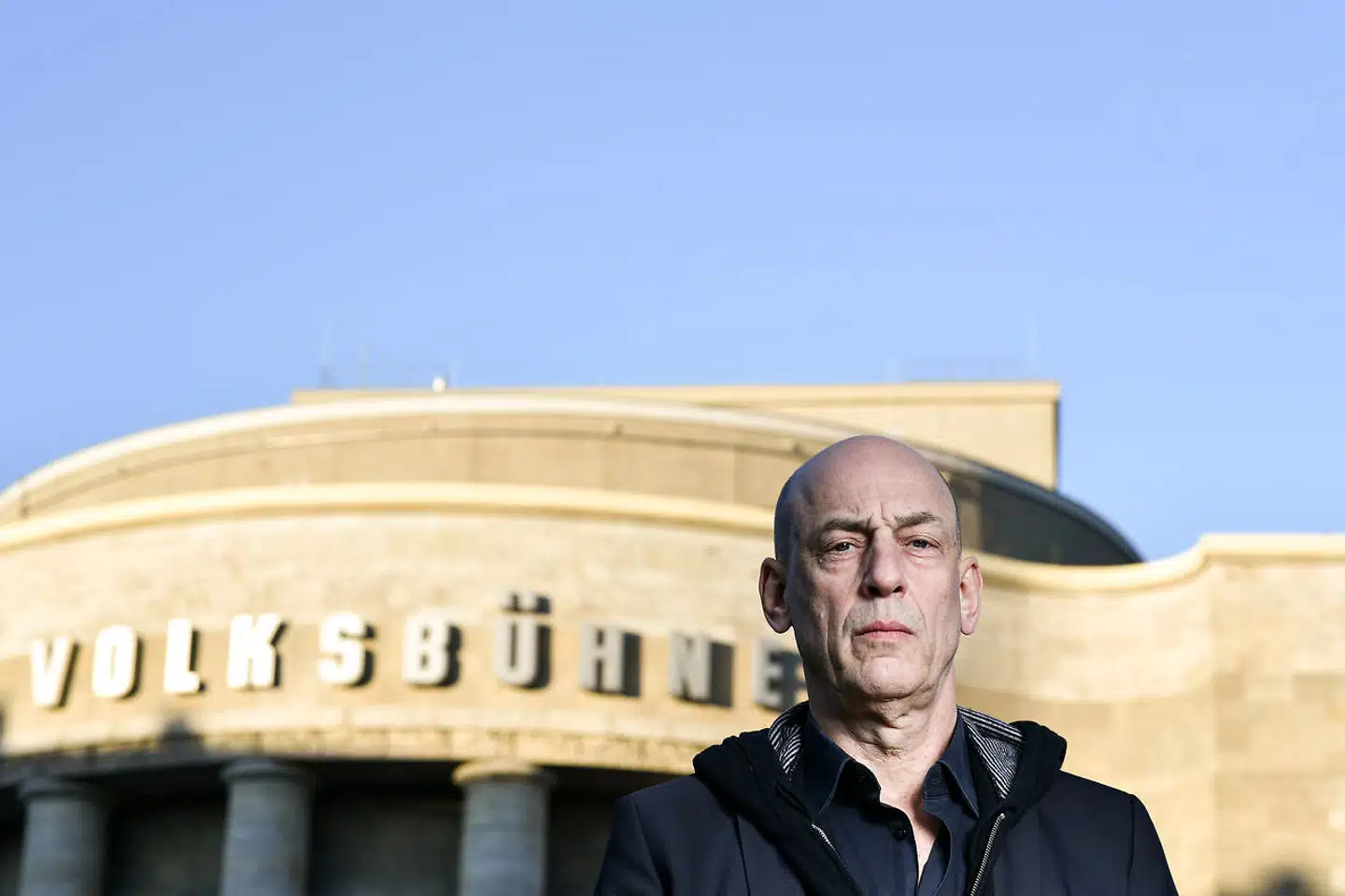 Klaus Dörr har forladt sin stilling som teaterdirektør for teatret Volksbühne Berlin. Det sker, efter at ti kvinder har beskyldt ham for krænkende adfærd.