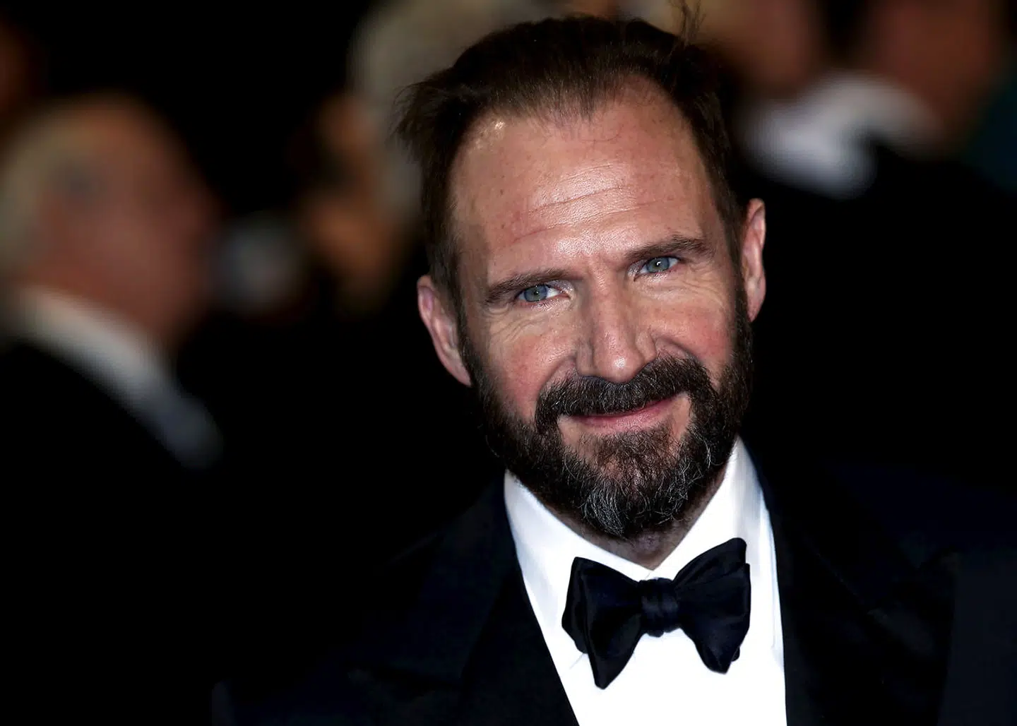 »Jeg forstår ikke det giftige angreb mod hende,« siger skuespilleren Ralph Fiennes til The Telegraph.