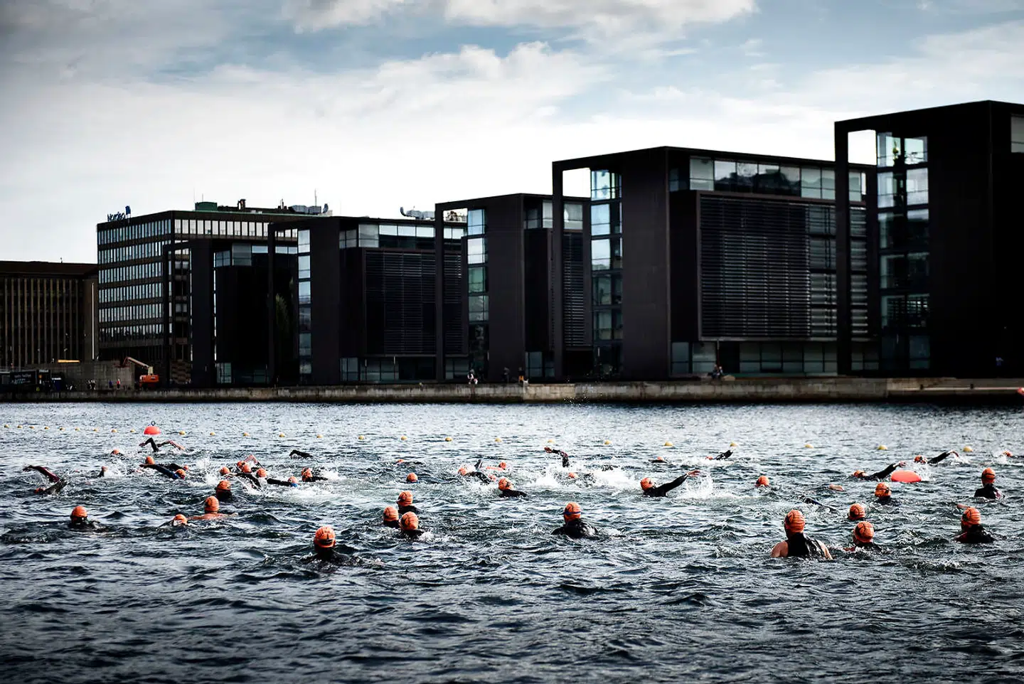 »Når man afvikler et stort maraton, cykel- eller motorløb i København, er det ikke noget problem at spærre hele byen af. Når man skal lave stævner indenfor eksempelvis kaproning eller andre konkurrencer på vandet i København, er der en kæmpe berøringsangst,« skriver repræsentanter for roning, kajak, svømning m.m. i denne kommentar. På billedet ses deltagere i Christiansborg Rundt.
