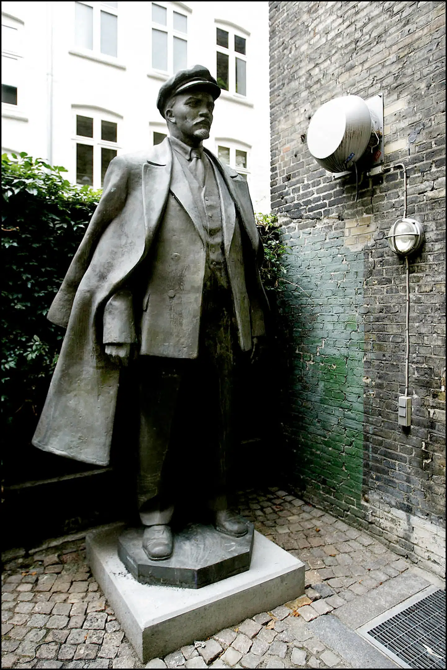 Statue af Vladimir Lenin, der tidligere har stået ved Sømændenes Forbunds skole i Hørsholm. Efter kampagne blev han flyttet fra museets forgård til en lille fjern gård, hvor han står endnu.