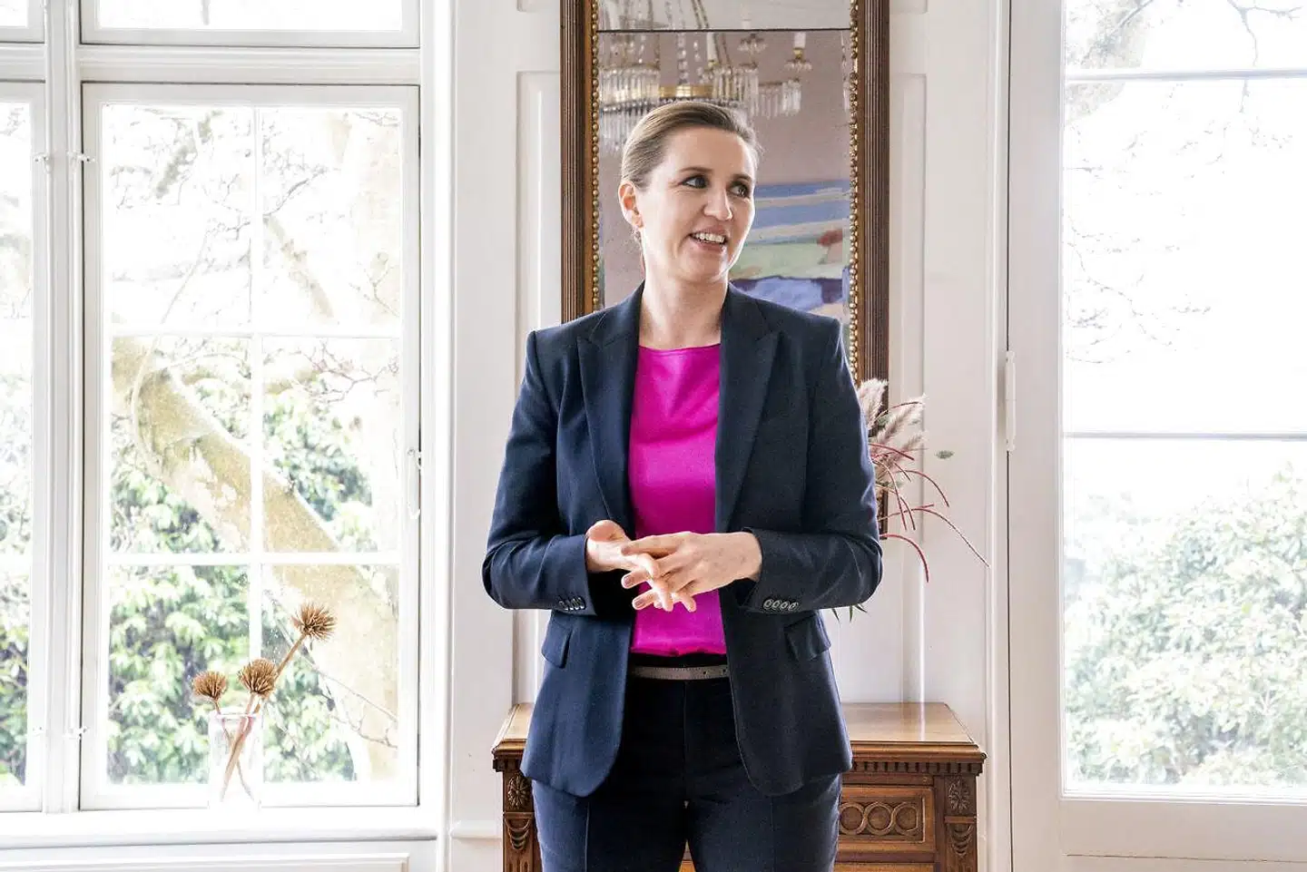 »Statsministeren har for længst forstået, at hun også på anden måde bør give efter og omfavne småborgerligheden. (...) På Frederiksens Instagram flyder det ikke med billeder af coq au vin og balletforestillinger fra Det Kongelige, den er i stedet fortrængt af fotograferet begejstring over dåsemakrel og Melodi Grand Prix,« skriver Jarl Cordua.