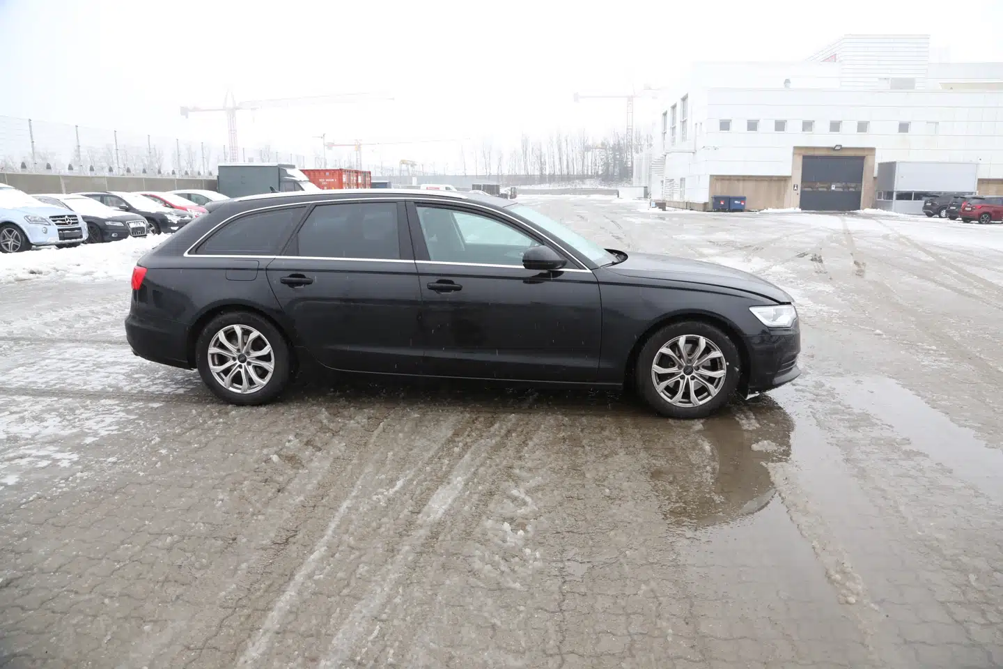 Flugtbilen fra siden.