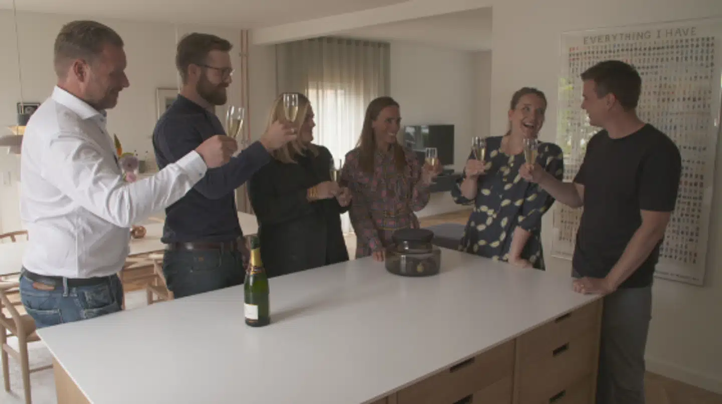 34-årige Tine og hendes 40-årige mand, Lars drømmer om mere plads, en vaskekælder, et stort køkken-alrum og et legerum Da eksperterne beder parret prioritere, kunne de da også godt tænke sig en vinkælder, en stille placering, en lukket have, et stort bryggers og syv eller otte andre ting.