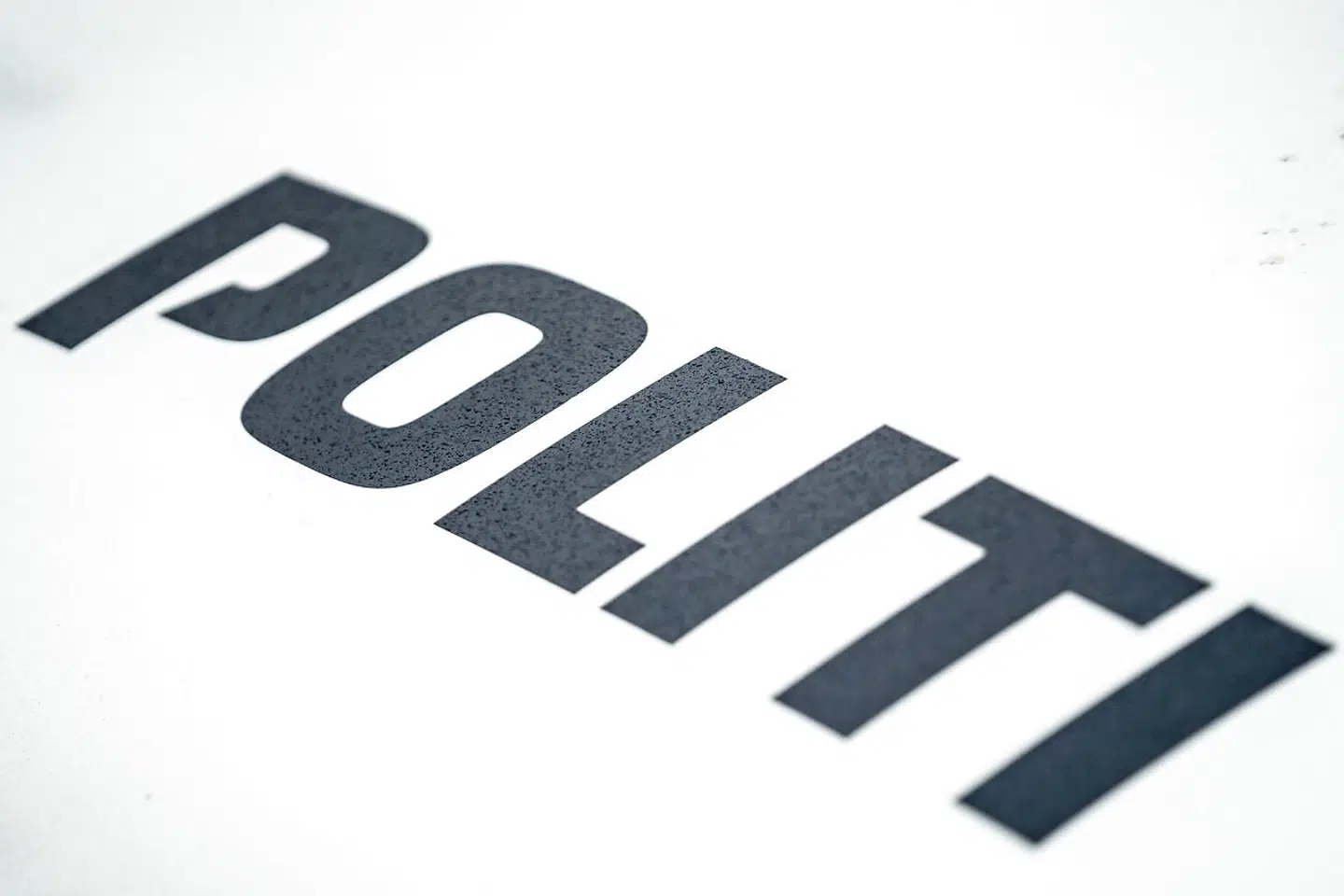 Politi foran Københavns Byret, torsdag den 18. februar 2021. Ramus Paludan kaldte i DR-programmet Aftenshowet i maj 2019 Mimi Jakobsen for 'nazisvin' og derfor har hun sagsøgt ham for injurier. Paludan har dog også sagsøgt Mimi Jakobsen, da han mener, at hun også har kaldt ham for nazist. På Facebook skrev hun, at 'en åbenlys nazist kan opstille og blive valgt til det danske folketing' - hun nævnte dog ikke Paludan i opslaget.. (Foto: Mads Claus Rasmussen/Ritzau Scanpix)