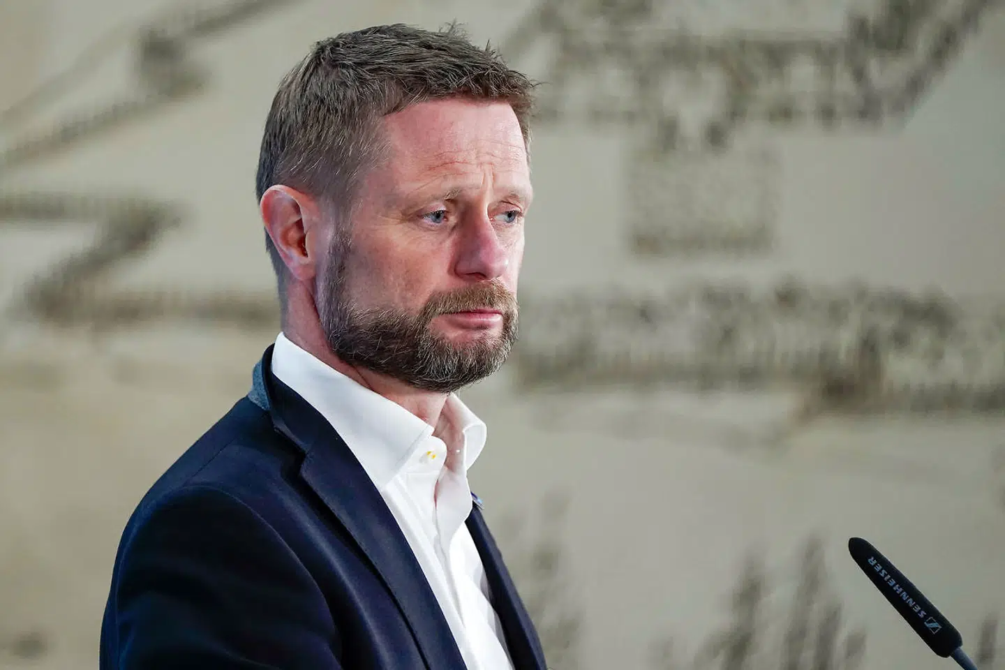 »Nu sætter vi rekorder, som ingen af os ønsker at sætte, og vi er inde i tredje bølge,« siger sundhedsminister i Norge, Bent Høie, på et pressemøde (arkivfoto)