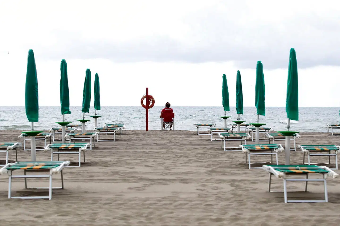 Der var god plads på strandene ved Middelhavet sidste år. Men med EUs nye coronapas, er der chance for at sommerferien i år kan holdes i Sydeuropa. Arkivfoto: Massimo Percossi/EPA/Ritzau Scanpix