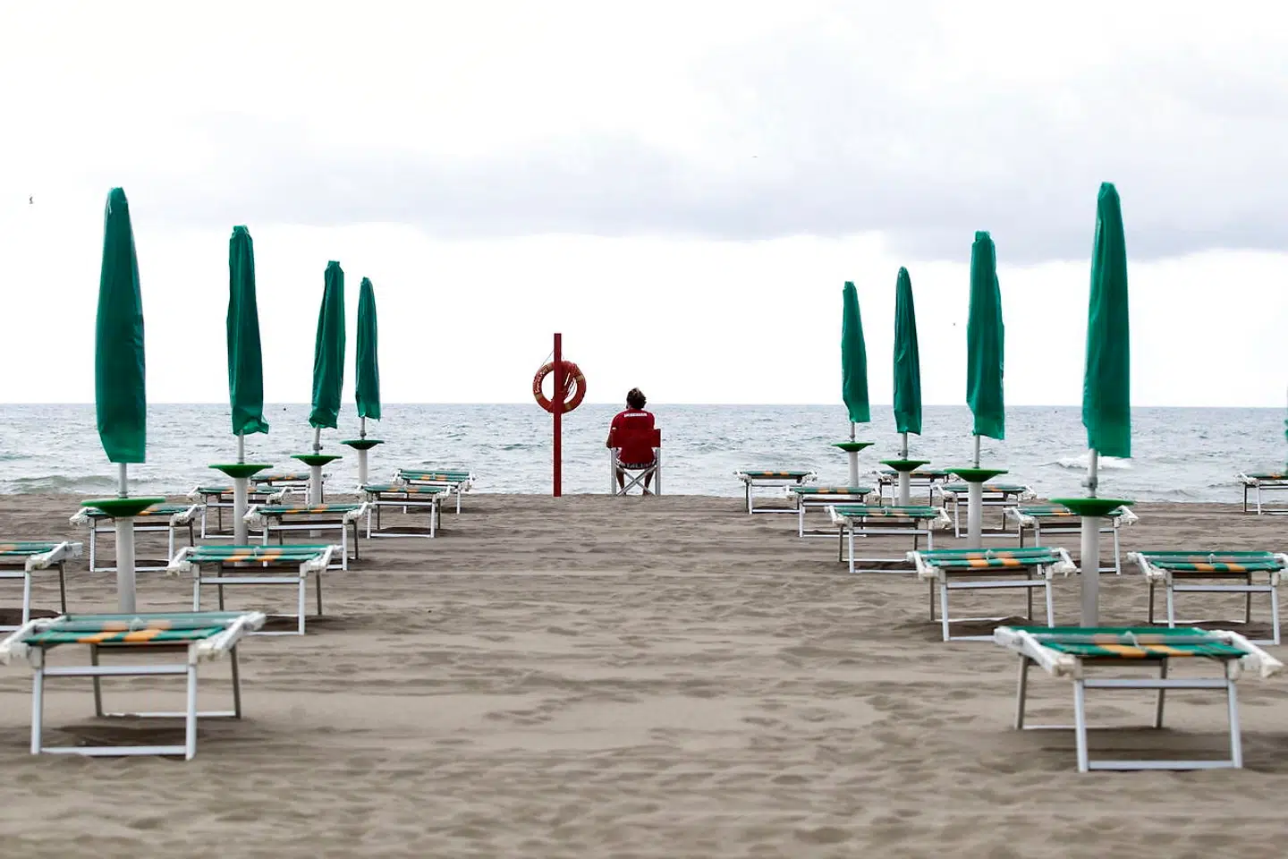 Der var god plads på strandene ved Middelhavet sidste år. Men med EUs nye coronapas, er der chance for at sommerferien i år kan holdes i Sydeuropa. Arkivfoto: Massimo Percossi/EPA/Ritzau Scanpix