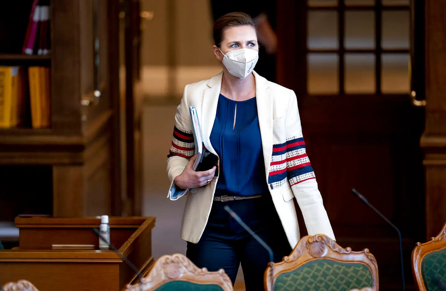 I dag, onsdag, skal regeringen håndtere, at et flertal i Folketinget vil tvinge den til at inddrage partierne i vaccinestrategien.