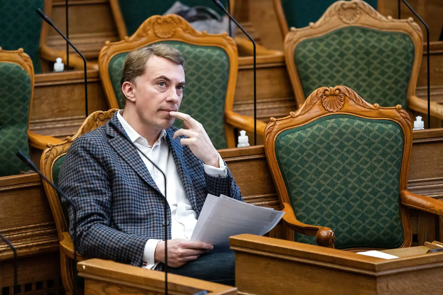 »Vi sætter os ikke op på en imaginær sky og lader som om, vi ikke er en aktiv del af verden. Vi ved, at vi er aktive medskabere af den, lige så meget som Messerschmidt og Dahl er det,« skriver Julia Suárez-Krabbe.