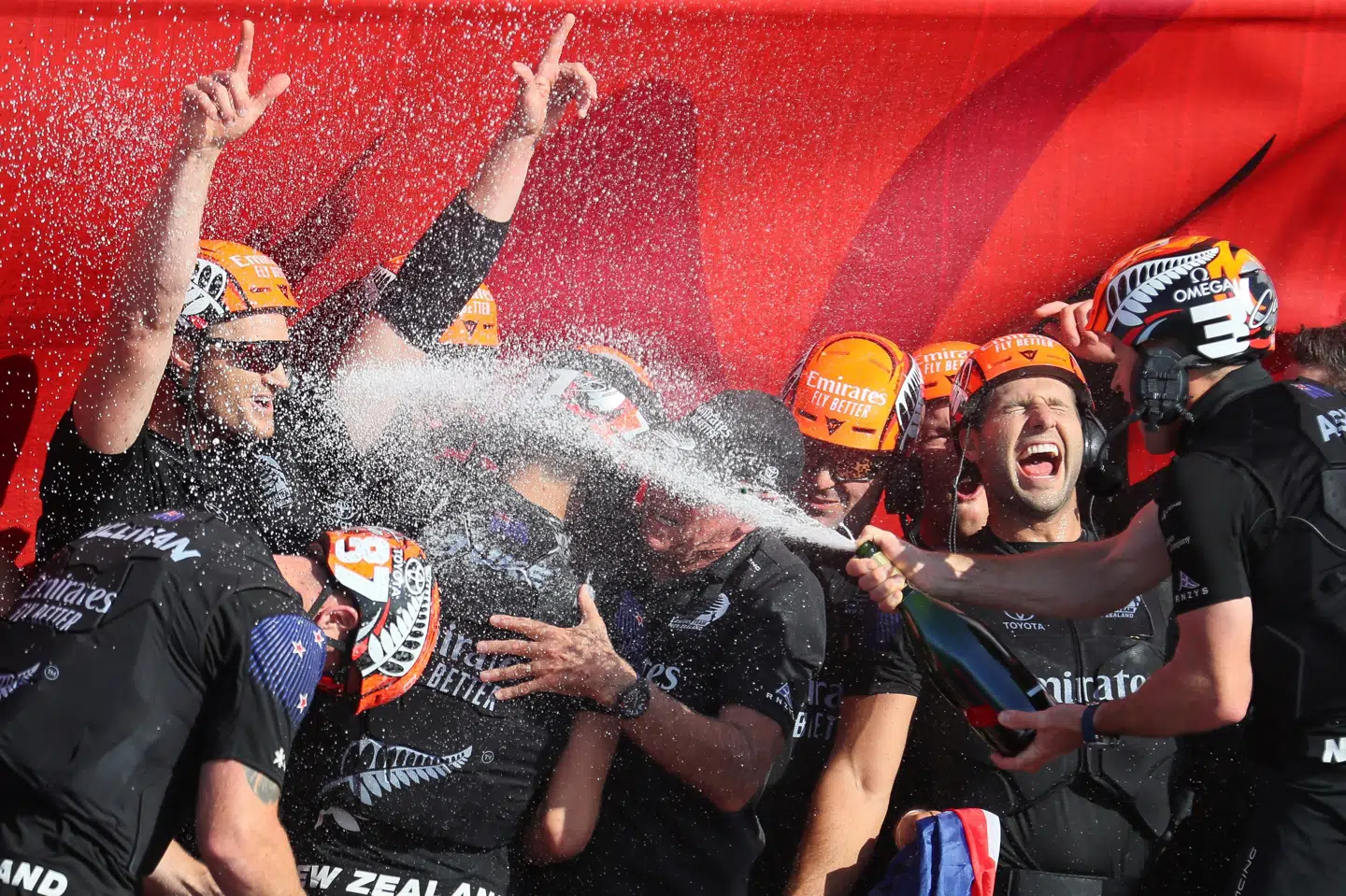 Team New Zealand fejrer sejren mod Luna Rossa i den prestigefyldte America's Cup. Simon Watts/Reuters