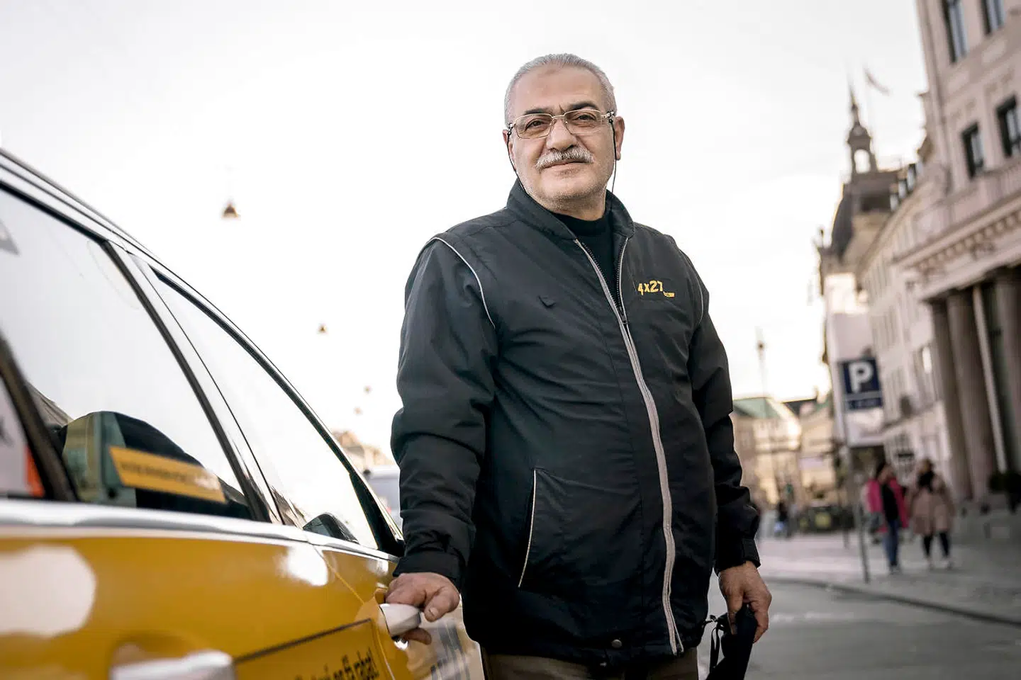 Der er ændret i taxilovgivningen, så der fremover skal være mere fokus på, at chaufførerne kan tale og forstå dansk. Taxichauffør Abdalla Baniodeh, 59, år, har været i branchen i 34 år. Han mener helt klart, at det er rimeligt at forlange, at chaufførerne behersker det danske sprog på et vist niveau.