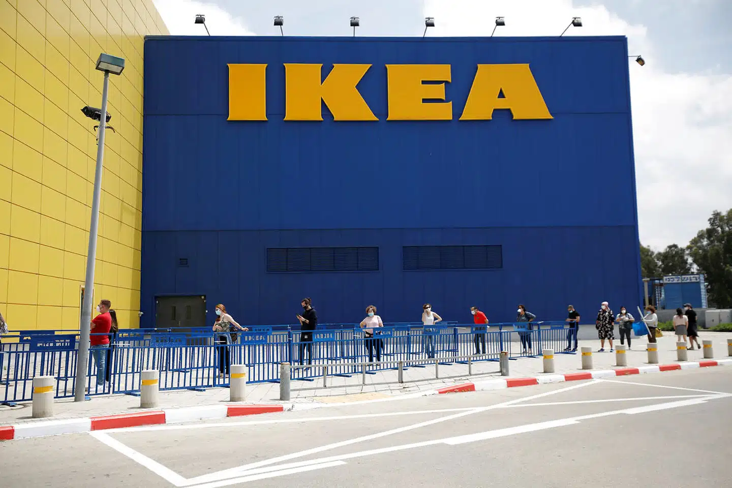 Kunder venter i kø foran IKEA i Netanya. Varehuset åbnede i går og uddeler nu gratis vacciner.