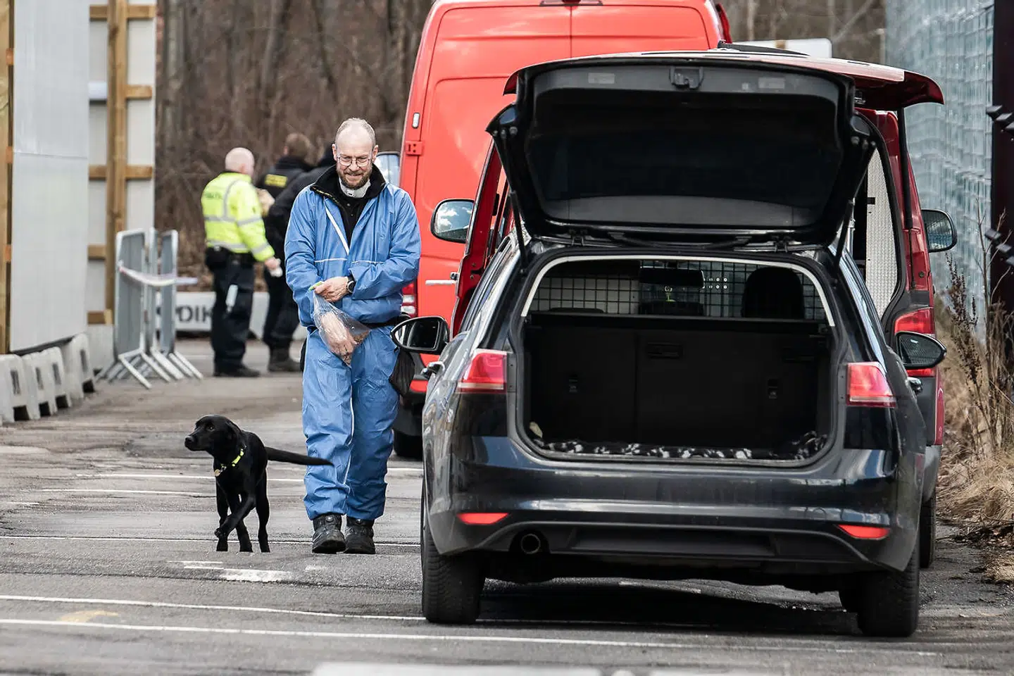 Politi og teknikere var tirsdag talstærkt til stede ved et testcenter på Energivej i Ballerup, efter at der natten til tirsdag var kastet brandbomber - såkaldte molotovcocktails - mod centeret. De anrettede dog ikke den store skade, da ilden gik ud af sig selv, før den fik fat i bygningen.