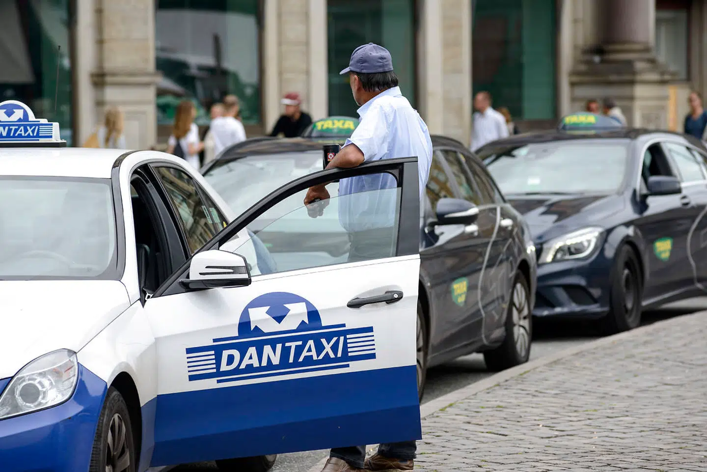 Arkivfoto: Et flertal i Folketinget er enige om at ændre taxiloven, så man skal kunne tale dansk for at blive chauffør. Samtidig vil det blive dyrere at tage taxikørekort.