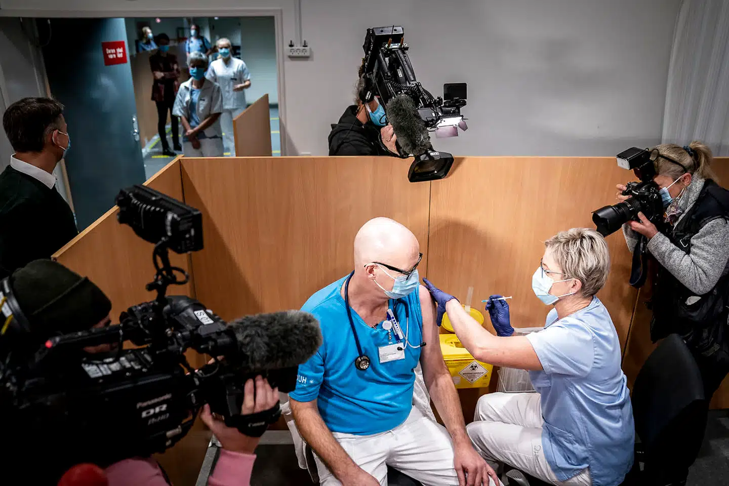 De danske sundhedsmyndigheder har i månedsvis forsøgt at skaffe flere vacciner ved at tilbyde producenterne at bruge op til en halv million frivillige danskere i et forskningsstudie, skriver Jyllands-Posten. Arkivfotoet viser sundhedspersonale på Odense Universitetshospital.