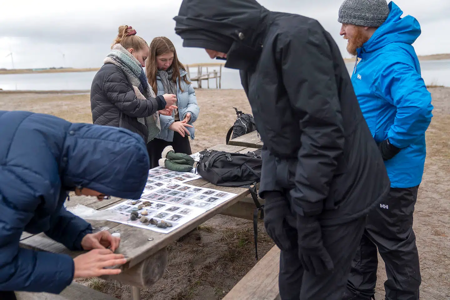 Lærerne prøvede at oprette forbindelse på Teams, så de mange elever, der ikke nåede ud til stranden, kunne se, hvad de havde fundet. »Jeg har fundet mange flintesten. De har en meget glat overflade. Jeg ved ikke helt, hvad jeg ellers skal sige,« fortæller Vilma Johanne Hallander Hvid sine klassekammerater.