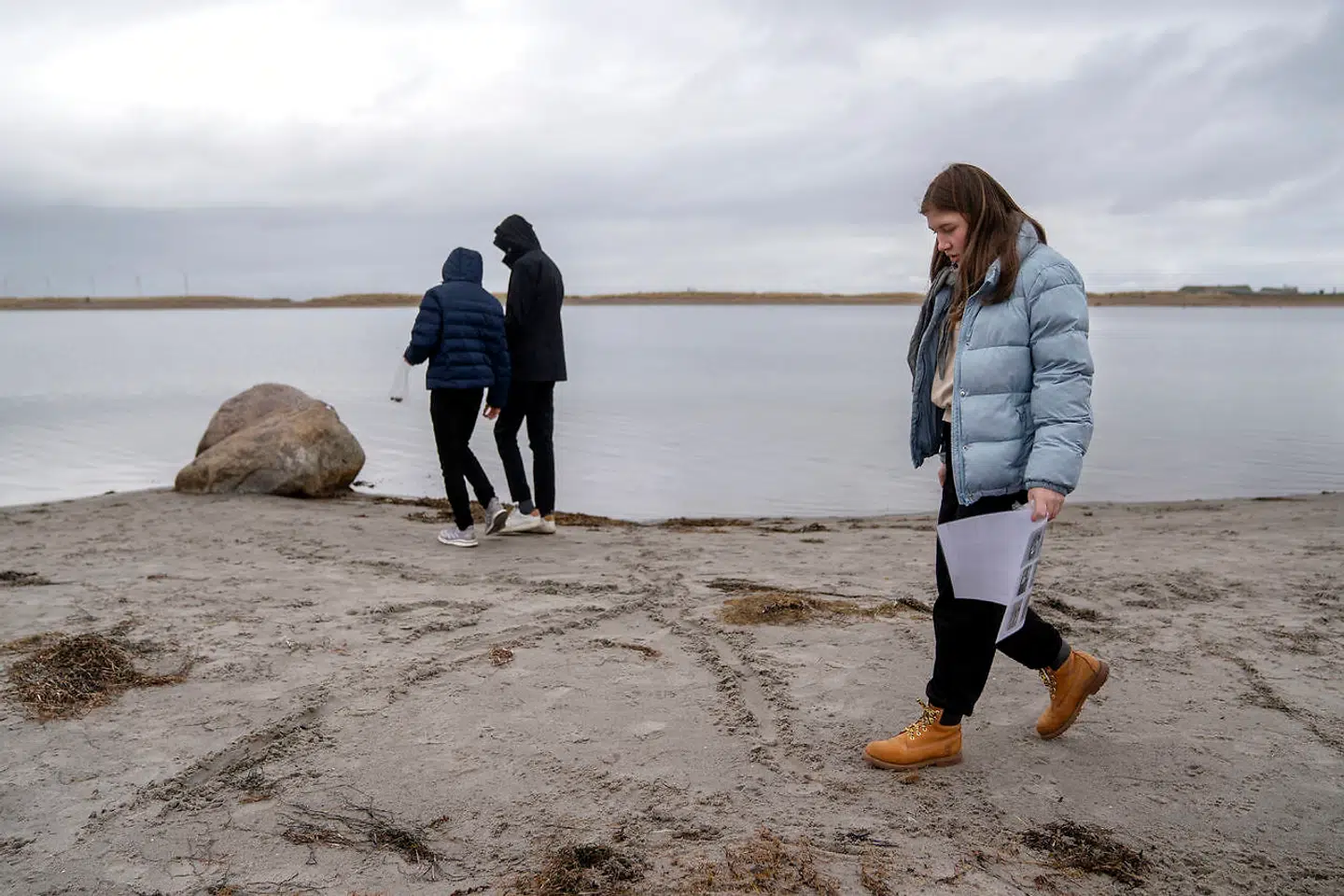 »Jeg kan huske, at min familie var i sommerhus, da der blev åbnet op for de små elever. Der blev min lillesøster jo helt vildt glad, og jeg kan huske, at jeg tænkte: 'årh, hvornår bliver det min tur?'. Nu har vi så fået lidt genåbning, men jeg glæder mig stadig til, at vi kan komme i normal skole,« siger 8. klasses eleven Vilma Johanne Hallander Hvid.