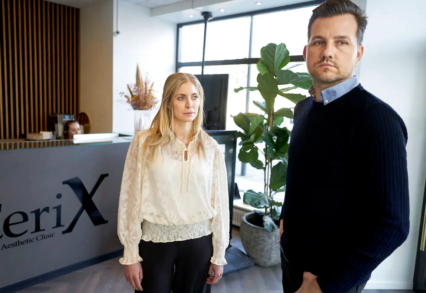 Rie Jensen og Kjenneth Holm ejer de otte skønhedsklinikker i kæden CeriX. De har måttet aflyse 2.000 behandlinger siden 13. januar, hvor de blev anbefalet at lukke. Nu efterlyser de mulighed for at blive fuldt kompenseret.