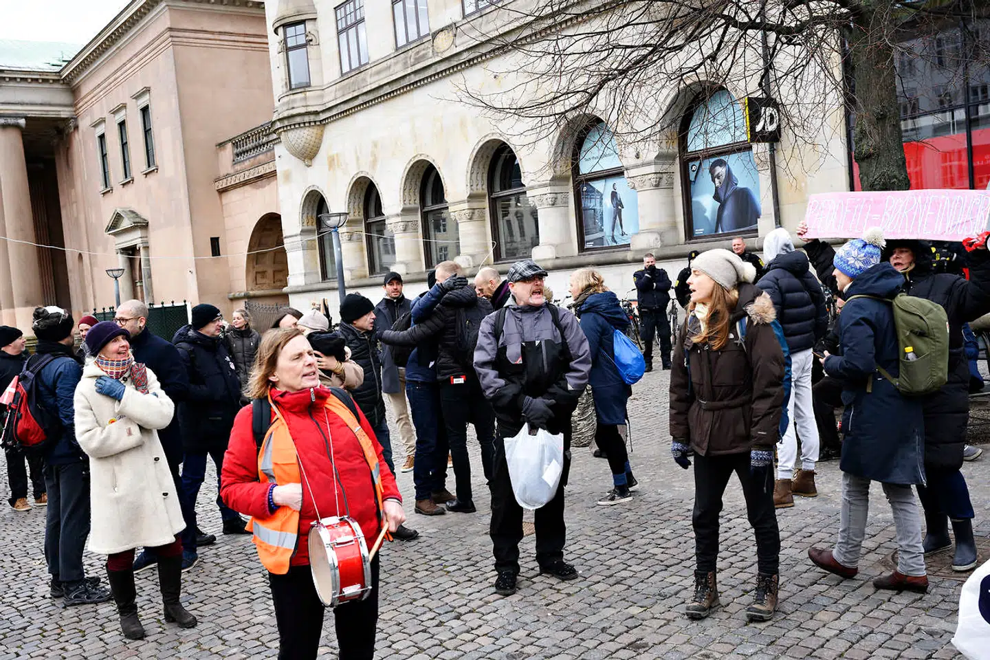 En 30-årig kvinde, som fredag blev idømt to års fængsel efter en Men In Black-demonstration i København, anker til landsretten. Her ses flere personer, der fredag demonstrerede ved Københavns Byret efter domsafgørelsen.