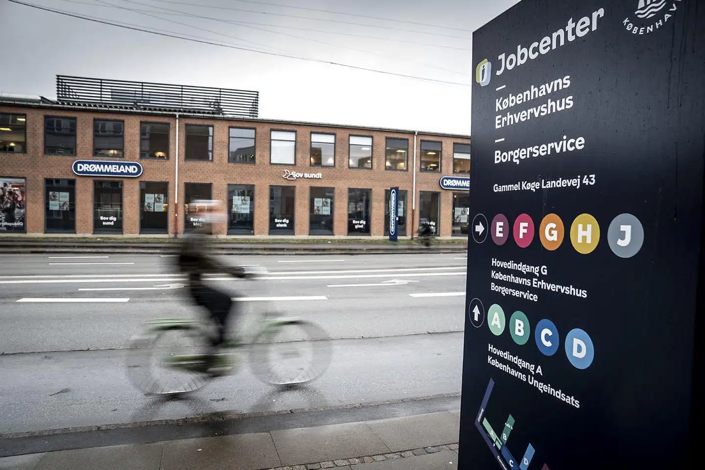 »Vi skal som samfund sørge for, at der er god adgang til uddannelse og efteruddannelse. Det kan sikre, at arbejdsstyrken har de rette kvalifikationer til at varetage arbejdsfunktioner, der har udviklet sig med den nye teknologi, der kommer til,« skriver Lars Andersen.