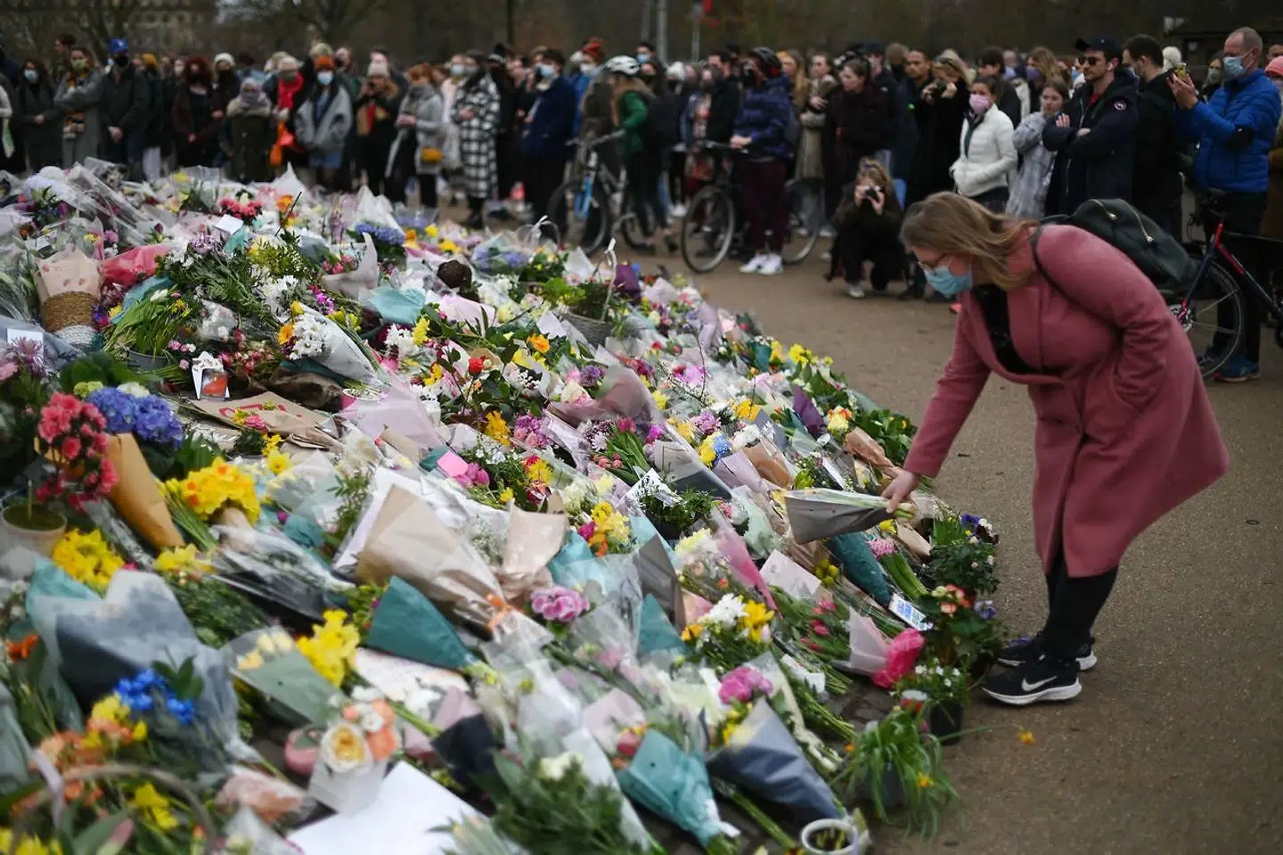 Blomster til minde for Sarah Everard, der blev myrdet i London, da hun var på vej hjem fra et besøg hos en ven.