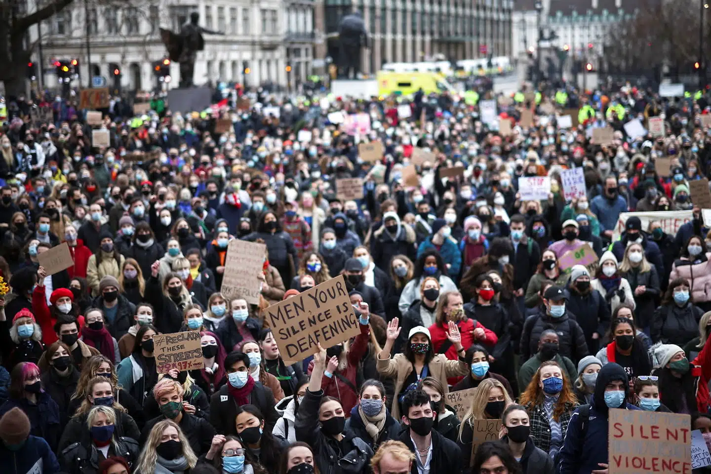 Det britiske politi er blevet mødt med kritik, efter at politiet lørdag valgte at sætte en stopper for en mindehøjtidelighed. Søndag mødtes flere tusinde på ny i protest.