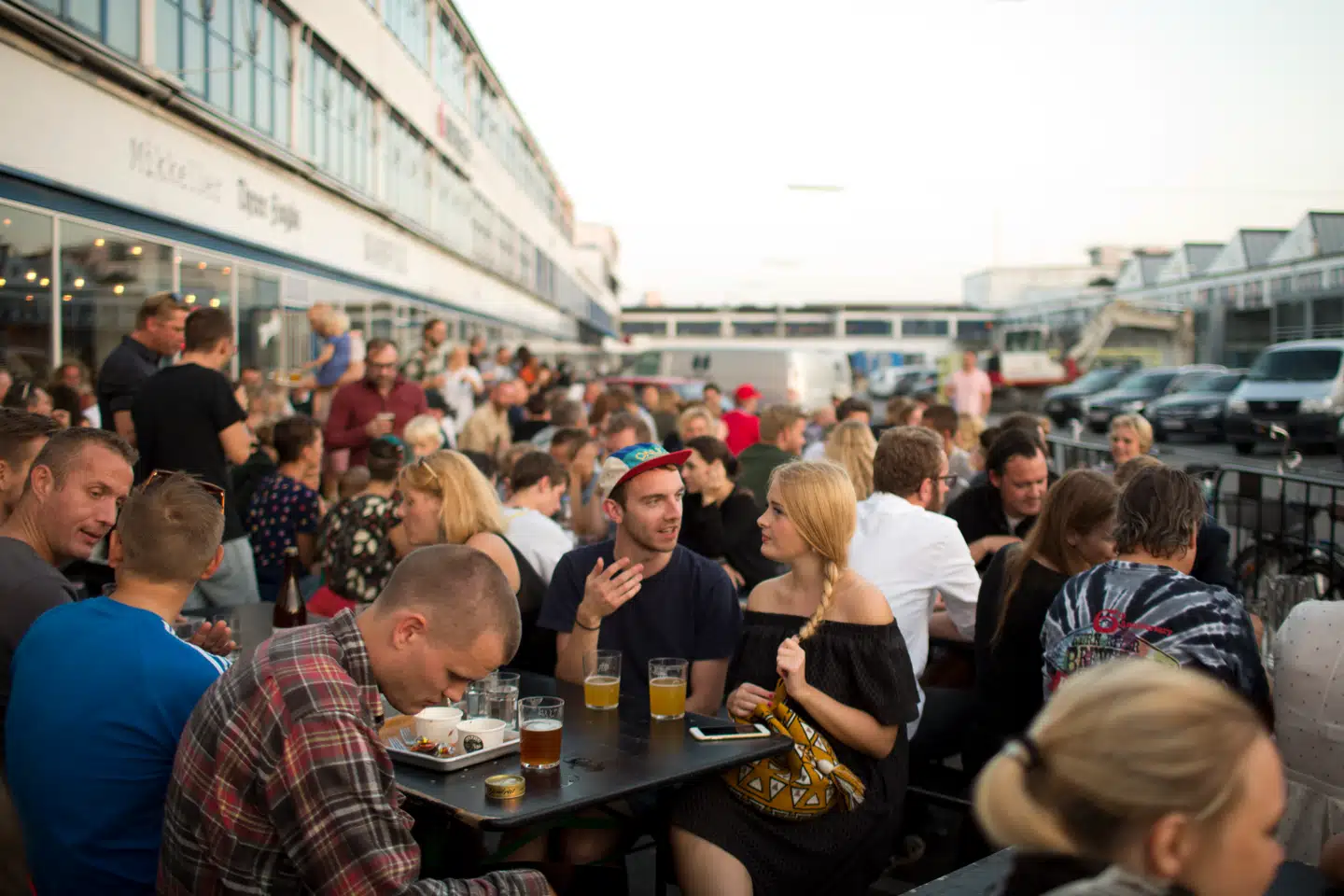 Her et foto fra en typisk sommerdag før corona. Mikkeller Warpigs kommer til at rykke udeserveringen ud på parkeringspladsen. »Men mange københavnere vil slå sig ned et andet sted, hvor de ikke skal se på en byggeplads,« siger Jacob Gram Alsing.