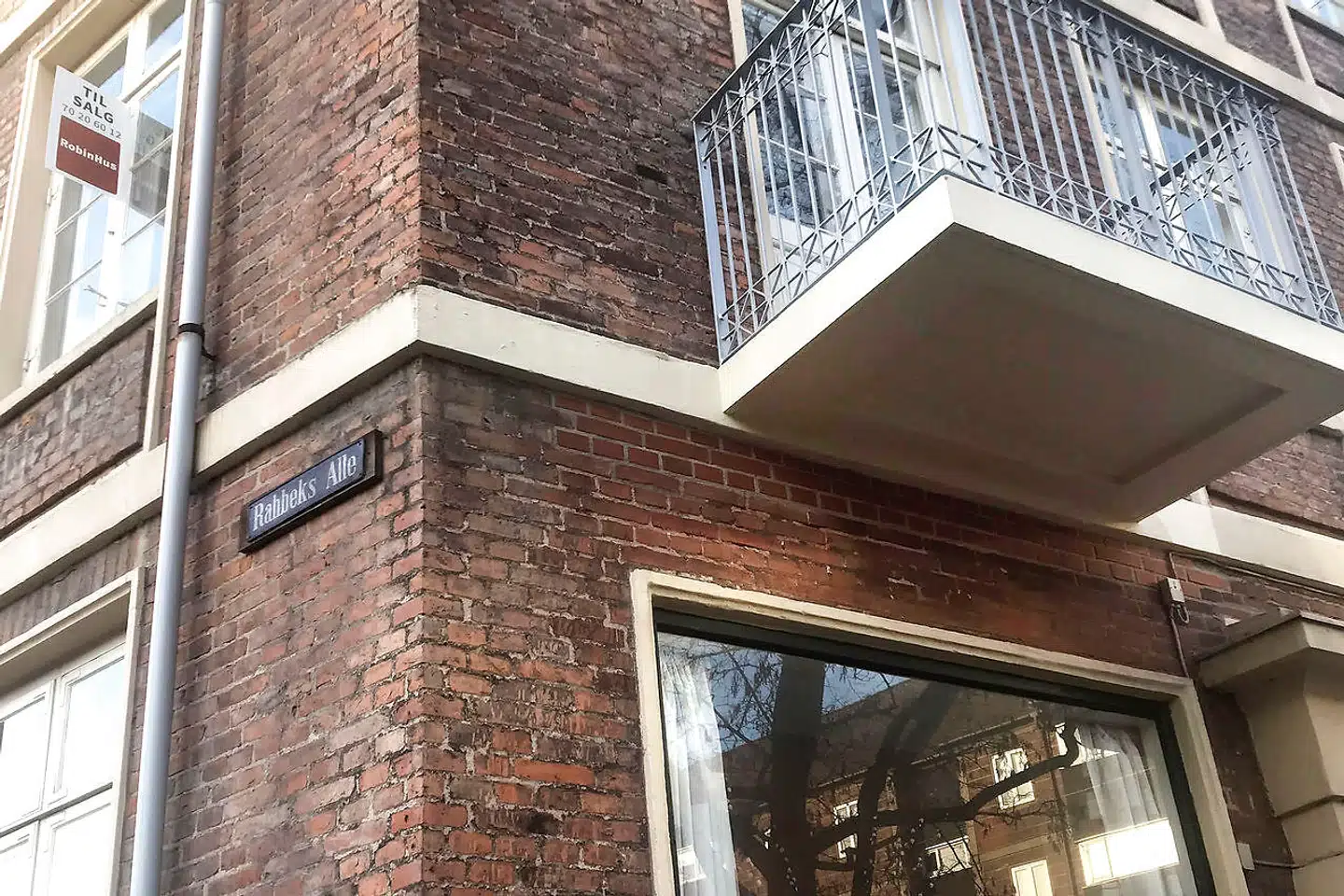Altaner på en af Frederiksbergs historiske bygninger? Politikerne var i tvivl og fik Altan.dk til at sætte en prøvealtan op. Den ses her og var vellykket – knivskarp i vinklerne, så den passede med bygningens gesimsbånd. Frederiksberg sagde ja, hvorpå firmaet Altan.dk – uden at afvente godkendelse og byggetilladelse – producerede andre 52 altaner og lagde dem ved bygningen. Altanbunde, altanværn og altandøre var i alle tilfælde lavet anderledes end aftalt. Forvaltningen i kommunen ønsker nu samtlige altaner skrottet, men De Konservative vil ikke. Mandag skal kommunen afgøre sagen.