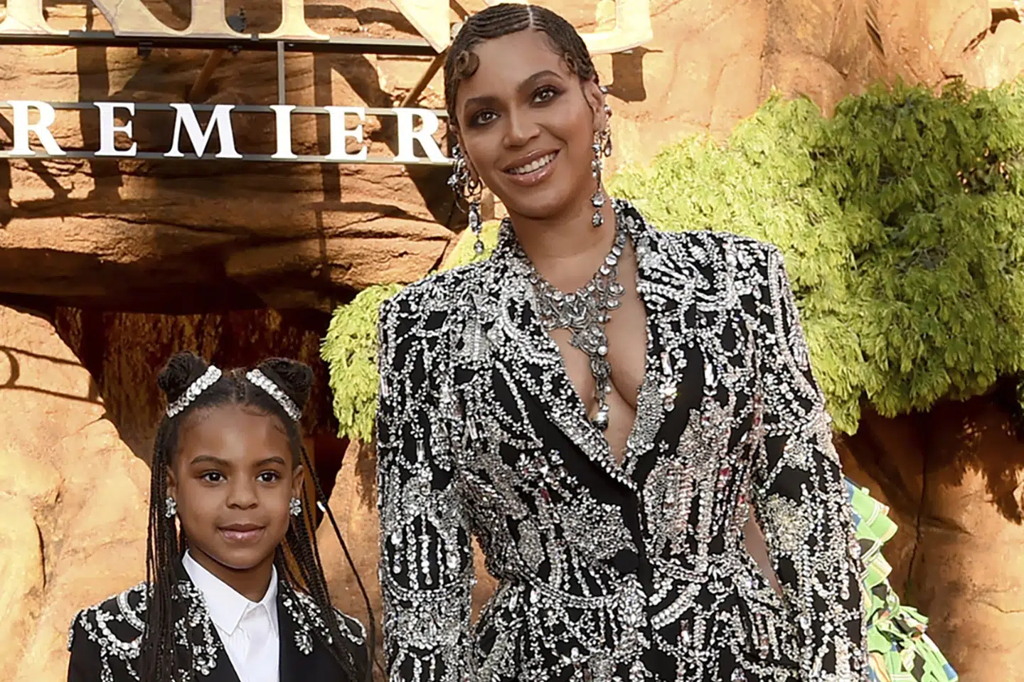 Beyoncé og Jay-Z's niårige datter, Blue Ivy Carter, har natten til mandag dansk tid vundet sin første Grammy nogensinde. Her ses hun sammen med sin mor til en filmpremiere i Los Angeles i juli. Chris Pizzello/Ritzau Scanpix
