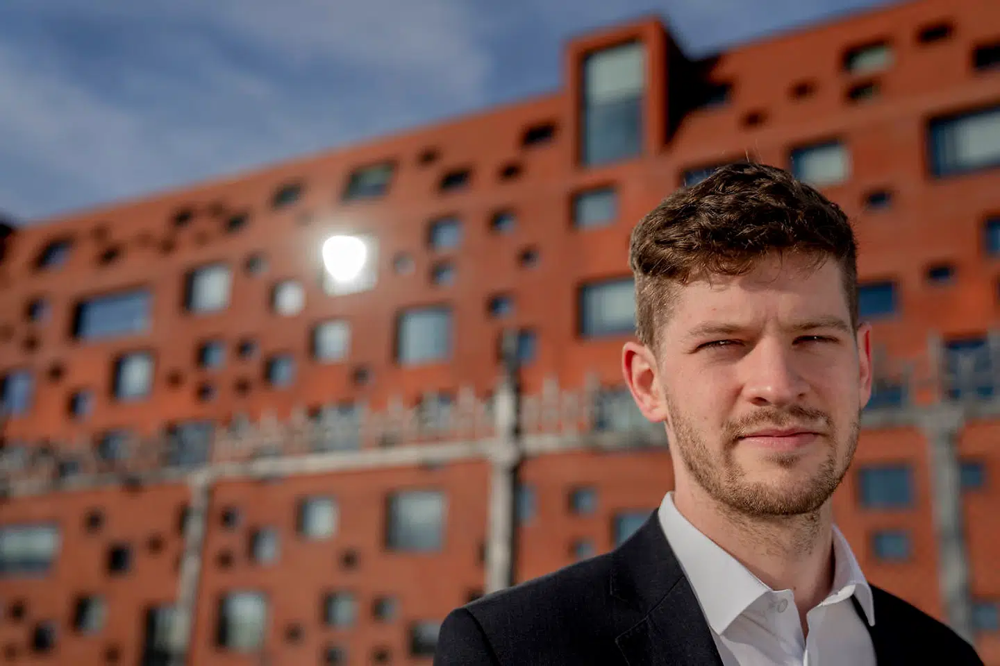 Da coronakrisen ramte Danmark og resten af verden for et år siden, var der blandt landets økonomer stor uenighed om, hvor hårdt krisen ville ramme dansk økonomi. Adrian Schmith er en af de økonomer i Nationalbanken, der blev udfordret med nye måde at lave prognoser på.