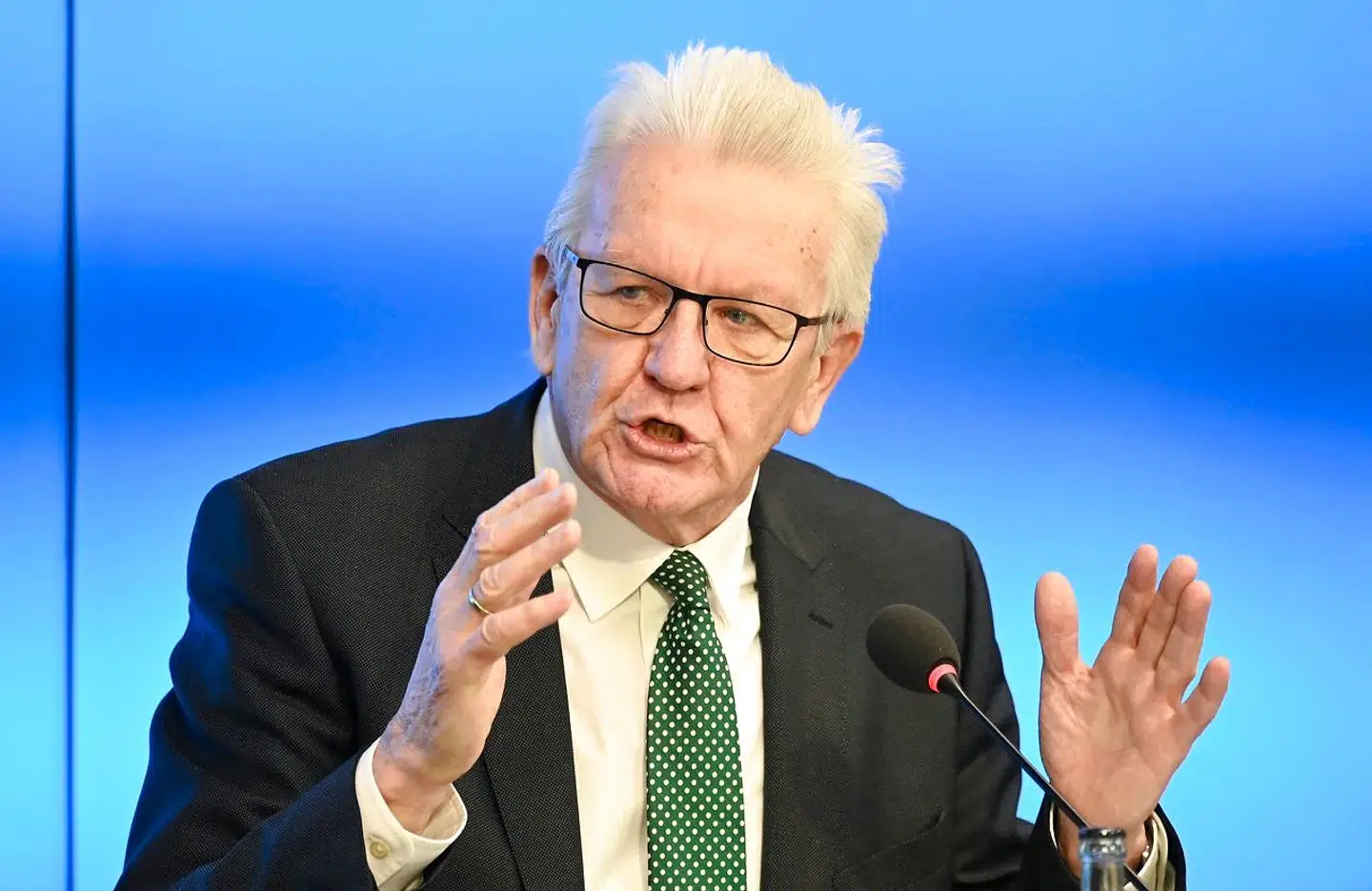 Den populære Winfried Kretschmann er den hidtil eneste ministerpræsident i Tyskland for De Grønne. I sin første valgperiode var han i koalition med SPD. I den næste valgrunde var han i koalition med CDU. Han er blevet en kultufigur og en del af problemet for Merkels parti.