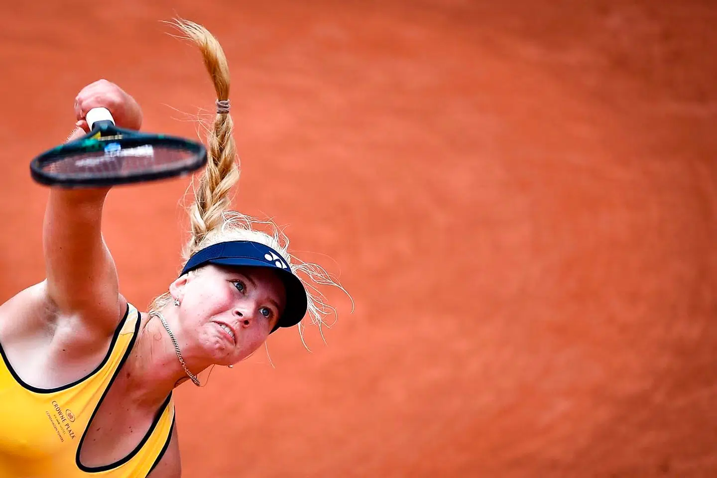 Clara Tauson er stormet ind på den internationale tennisscene, og søndag vandt hun sin første turnering på WTA Tour i Lyon. Billedet er fra French Open-kampen mod Jennifer Brady i fjor, danskerens første grand slam-sejr.