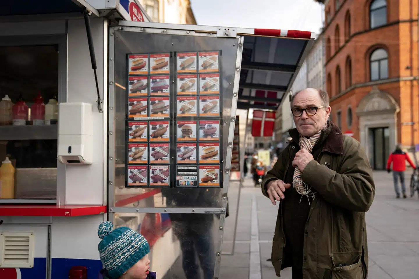 Indre By Lokaludvalg siger ja til mindesten for pølsevognen på Rådhuspladsen i anledning af pølsevognens 100-års jubilæum. Her udvalgets formand, Bent Lohmann, med sønnen Frederik i forgrunden.