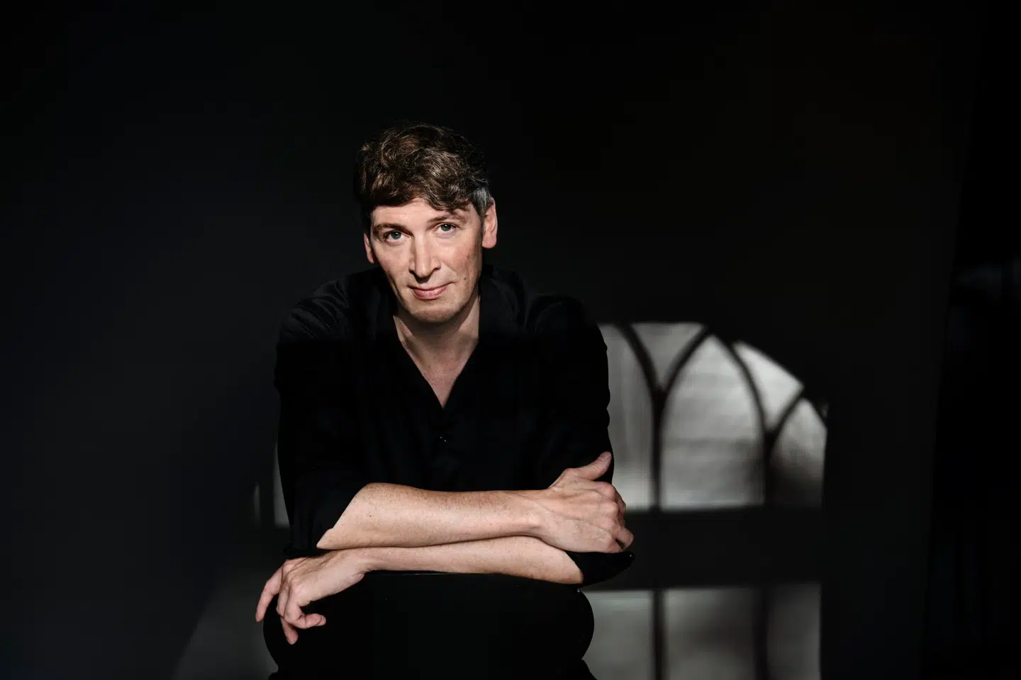 I »Kvinde set fra ryggen« skriver Jesper Wung-Sung kvindens tanker, så hun træder frem som et menneske. Det er uklart, om kvinden i bogen, som forfatteren har skabt, og kvinden på malerierne, som maleren skabte, er den, som Ida var for hundrede år siden. Foto: Les Kaner