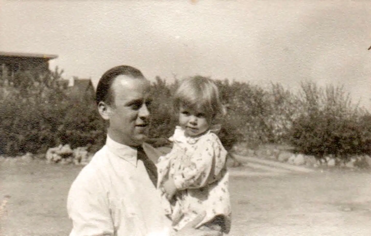 Privatfoto: Jon Gudmundsen med den ældste datter Kitte i 1947 i Silkeborg. I januar døde han med corona i en alder af 102 år.