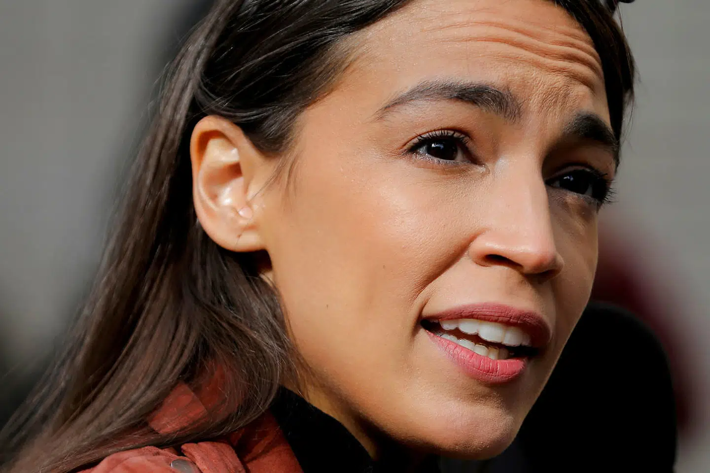 Det vækker opsigt i USA, at kongreskvinde Alexandria Ocasio-Cortez nu også kræver sit partis guvernør for delstaten New York, Andrew Cuomos, afgang.