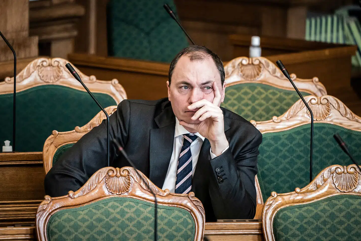 Ifølge Venstres Tommy Ahlers tilpasser politikernes deres budskaber til de forskellige sociale medier. »Og når den ene kanal er blevet lukket ned, føler man sig faktisk lidt handicappet,« siger han.