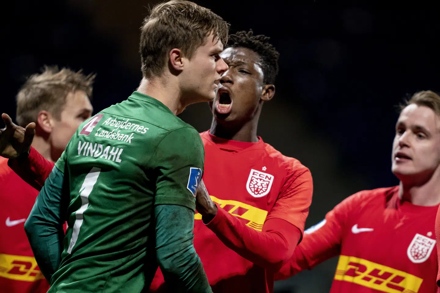 FC Nordsjællands spillere jubler med FC Nordsjællands Peter Vindahl Jensen, efter at han har taget et straffespark. Mads Claus Rasmussen/Ritzau Scanpix