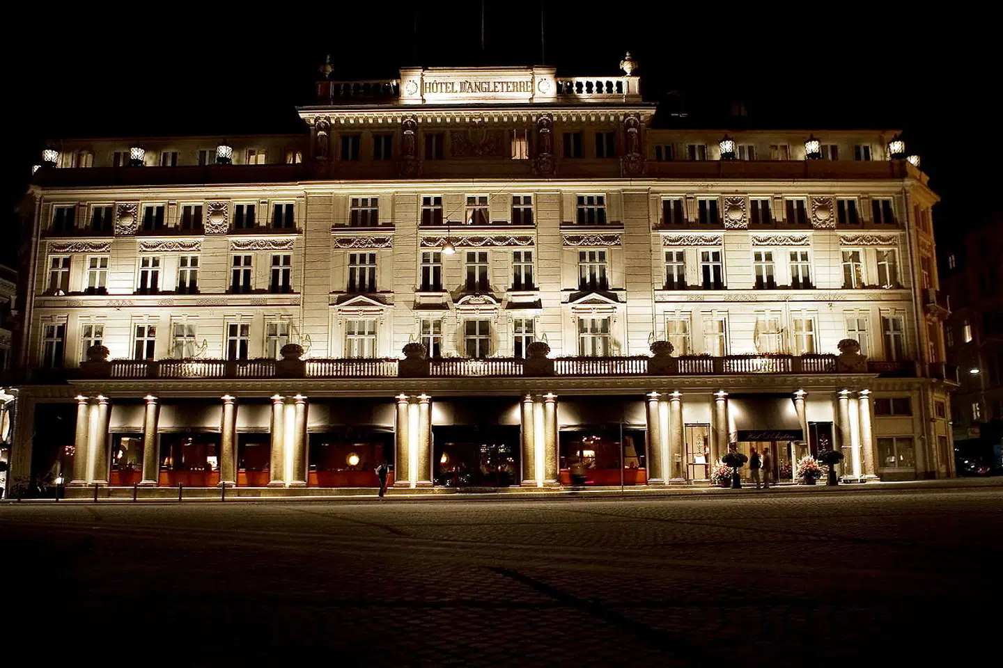 Jakob de Neergaard har arbejdet på flere af verdens førende restauranter og var i en årrække en drivende kraft i køkkenet på Søllerød Kro. Fra 1. april overtager han roret i michelinrestauranten Marchal på Hotel D'Angleterre på Kongens Nytorv i København.