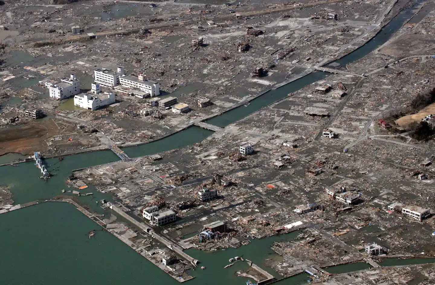 Luftfoto af Minamisanriku 14. marts 2011 og dermed tre dage efter tsunamien. Dagen efter ankom Berlingske til det trøstesløse landskab af død og destruktion.