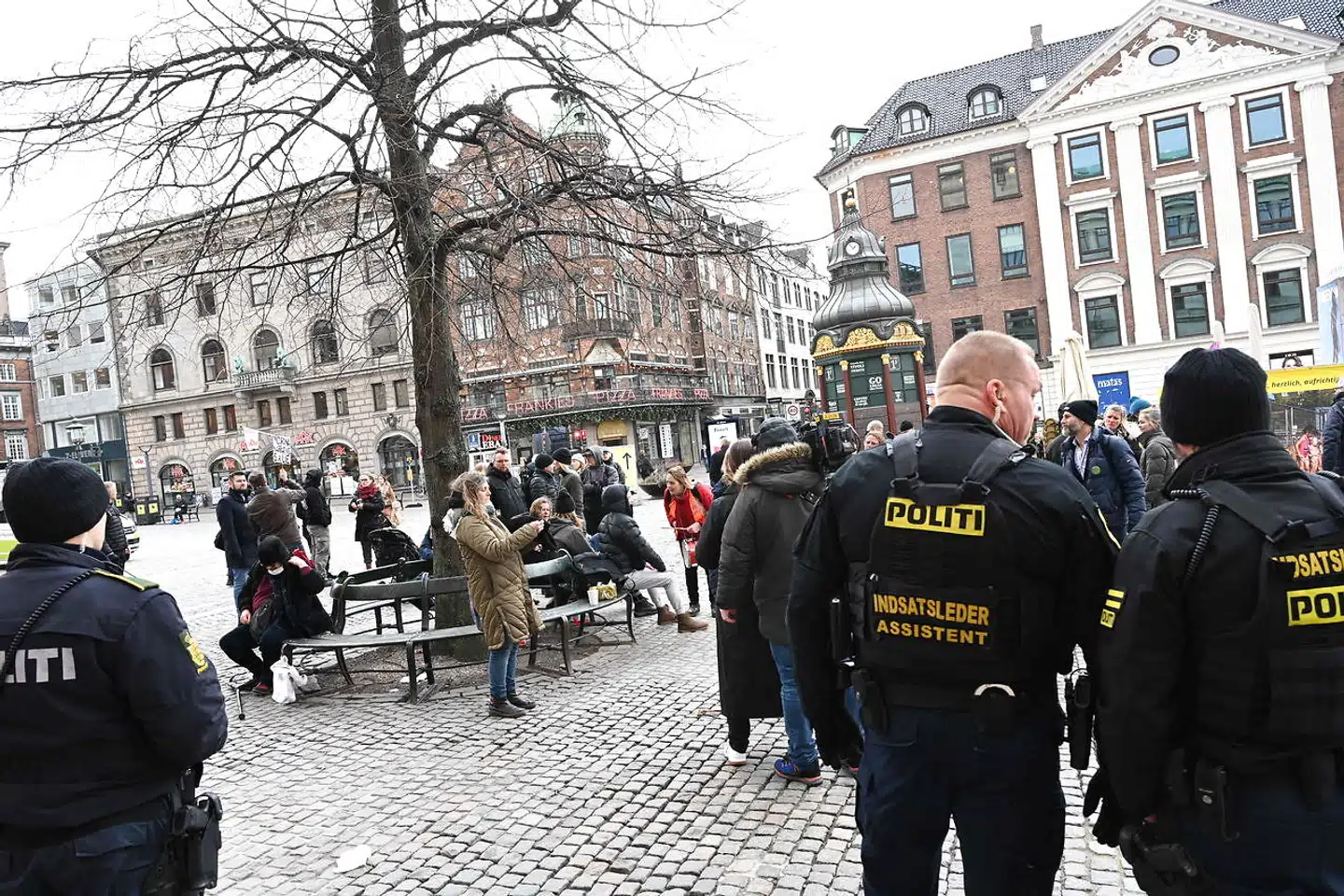Billeder fra demonstrationen ved Københavns Byret efter dom med fængselsstraf til kvinde der opfordrede til »smadre byen på en ikke-voldelig måde«.
