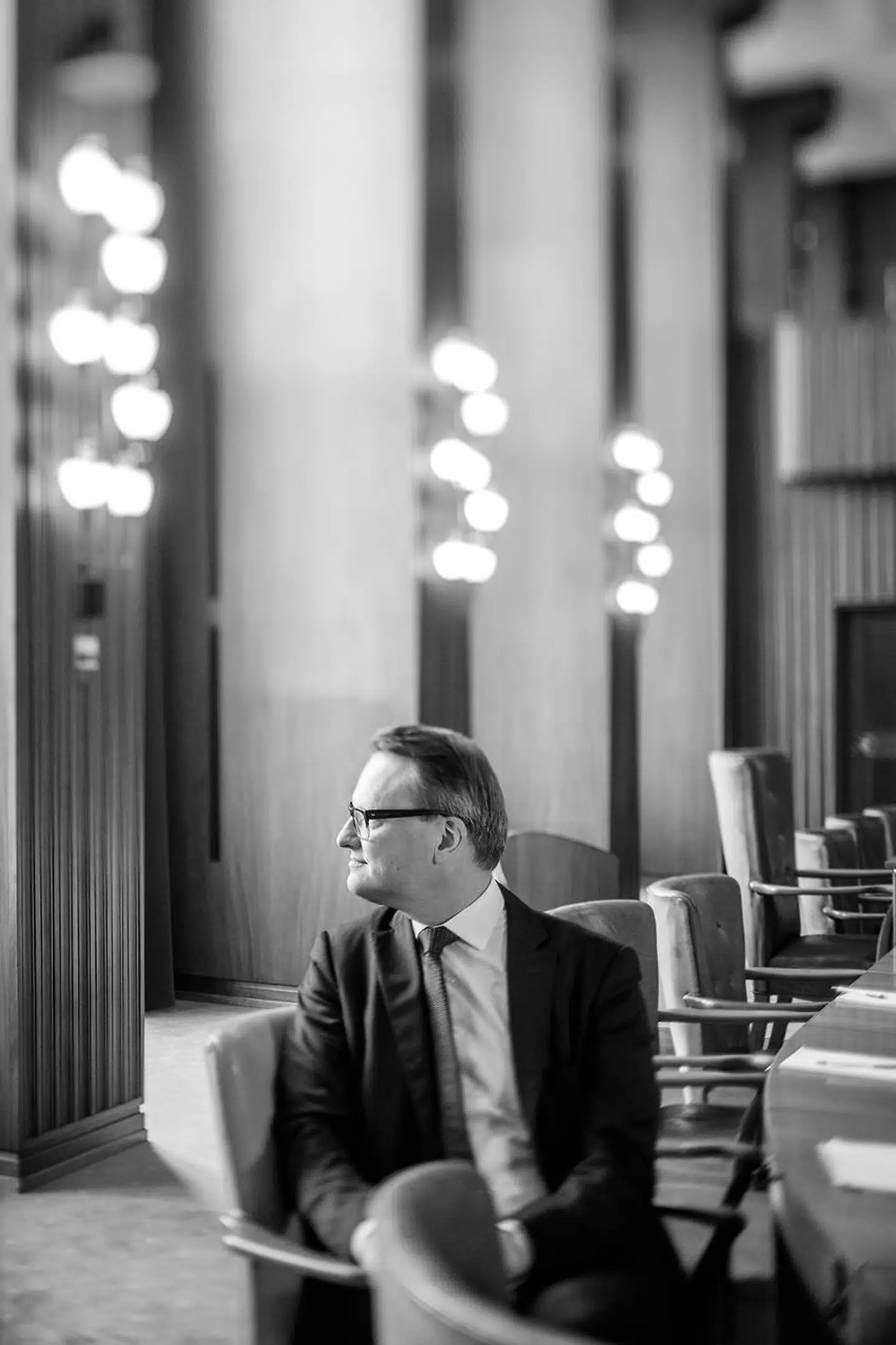 Rådmand Nikolaj Bøgh (K): »Skal vi sende 52 færdige altaner på forbrændingen, eller hvor sådan nogle ender, og efterlade beboerne i ejendommen uden de altaner, de ønsker sig, og har betalt for, og med masser af bøvl og måske udsigt en retlig tvist med dét firma – eller skal jeg sige: Ok, det er detaljer. Kan man overhovedet se forskel, når altanerne kommer op, og så ... ja, lade dem montere.«