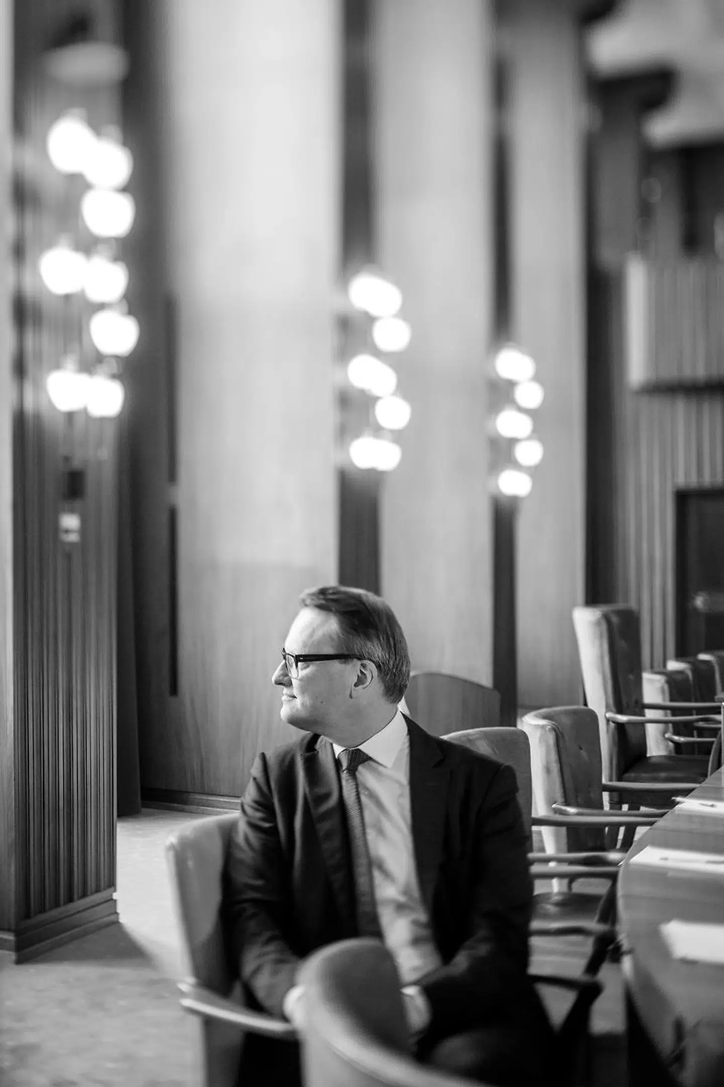 Rådmand Nikolaj Bøgh (K): »Skal vi sende 52 færdige altaner på forbrændingen, eller hvor sådan nogle ender, og efterlade beboerne i ejendommen uden de altaner, de ønsker sig, og har betalt for, og med masser af bøvl og måske udsigt en retlig tvist med dét firma – eller skal jeg sige: Ok, det er detaljer. Kan man overhovedet se forskel, når altanerne kommer op, og så ... ja, lade dem montere.«