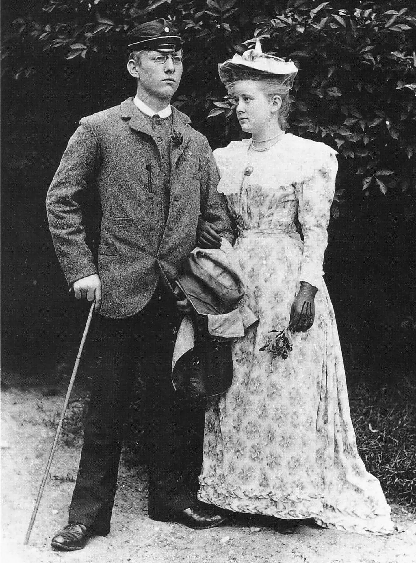 Johannes V. Jensen – forfatter til et af dansk litteraturs hovedværker, »Kongens Fald« (1900-1901), boede i Rahbekshus i 1944, da han modtog Nobelprisen i litteratur. Her er han fotograferet som 27-årig med sin 23-årige søster Thit Jensen.