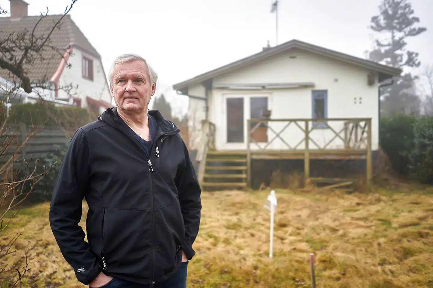 Lars Hansen købte i september sidste år en grund, hvor han og hans kone, Lone, vil opføre deres drømmehus. Men på grund af lang sagsbehandlingstid ved de endnu ikke om de må bygge deres nye hus. En opgørelse viser, at lange sagsbehandlingstid på byggesager er et problem i store dele af hovedstadsområdet.