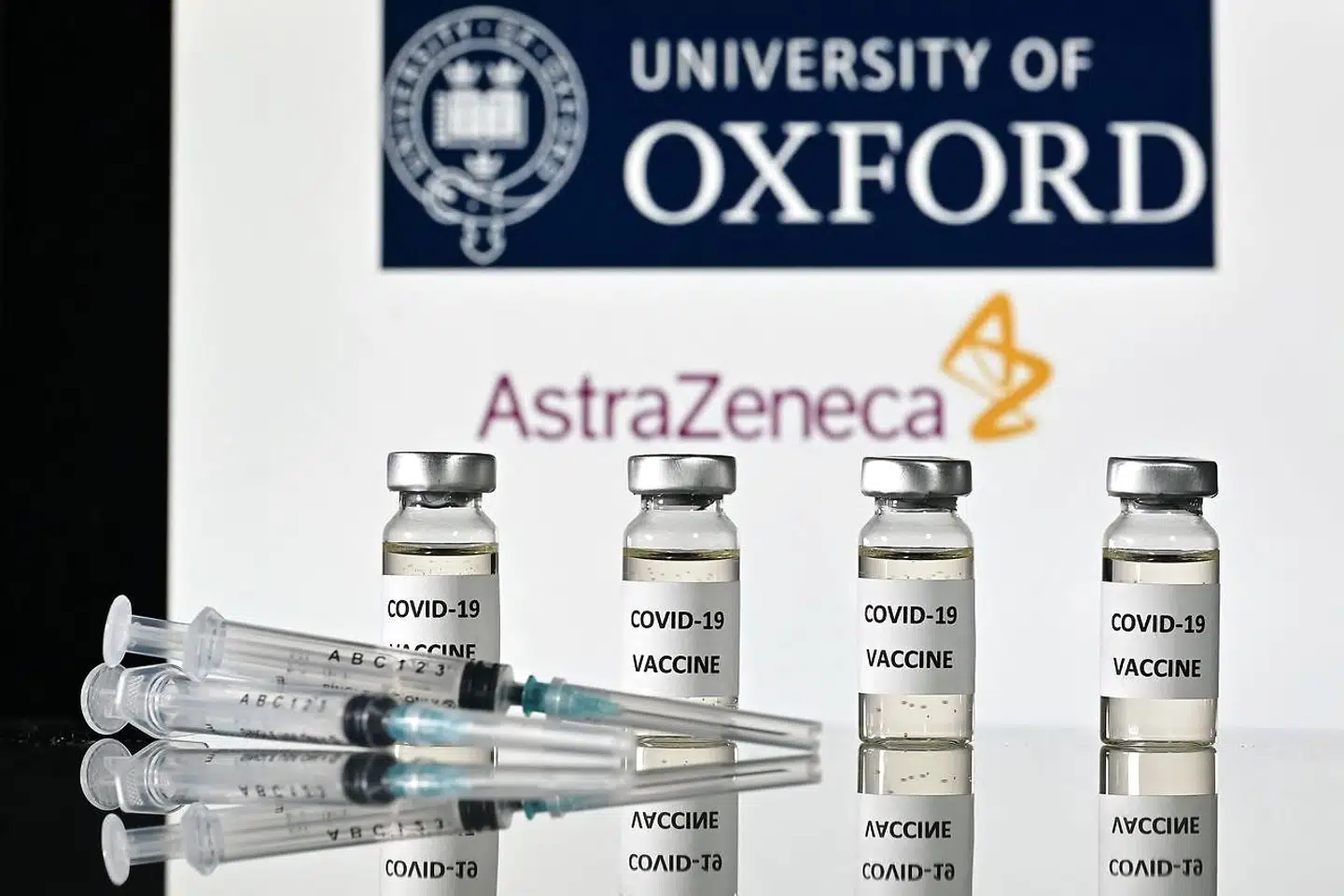 »Folk bør stadig tage imod deres vaccine, når de bliver bedt om det«, siger Phil Bryan, som leder afdelingen for vaccinesikkerhed i den britiske lægemiddelstyrelse, til Politiken.